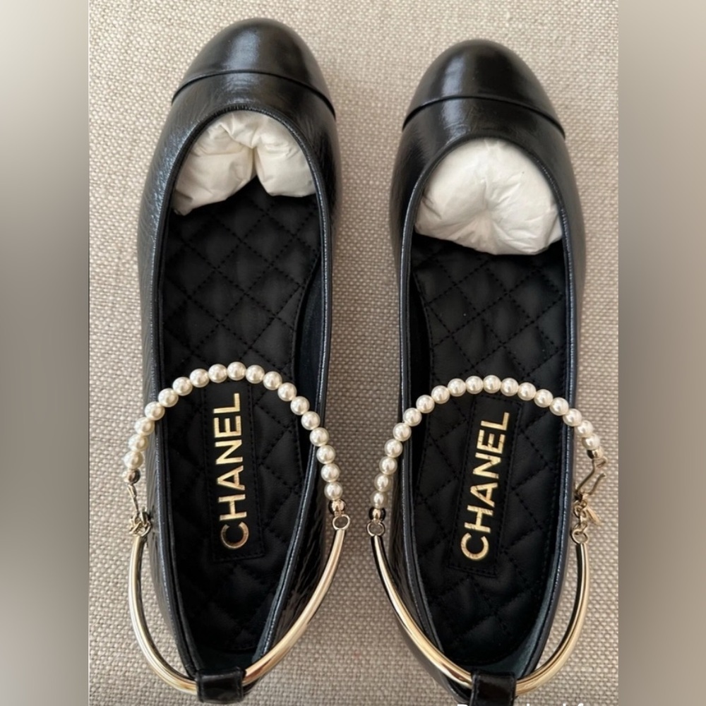EUC CHANEL Black Glazed Calfskin Ballet Flats with Pearls/Charms Anklet Size 42